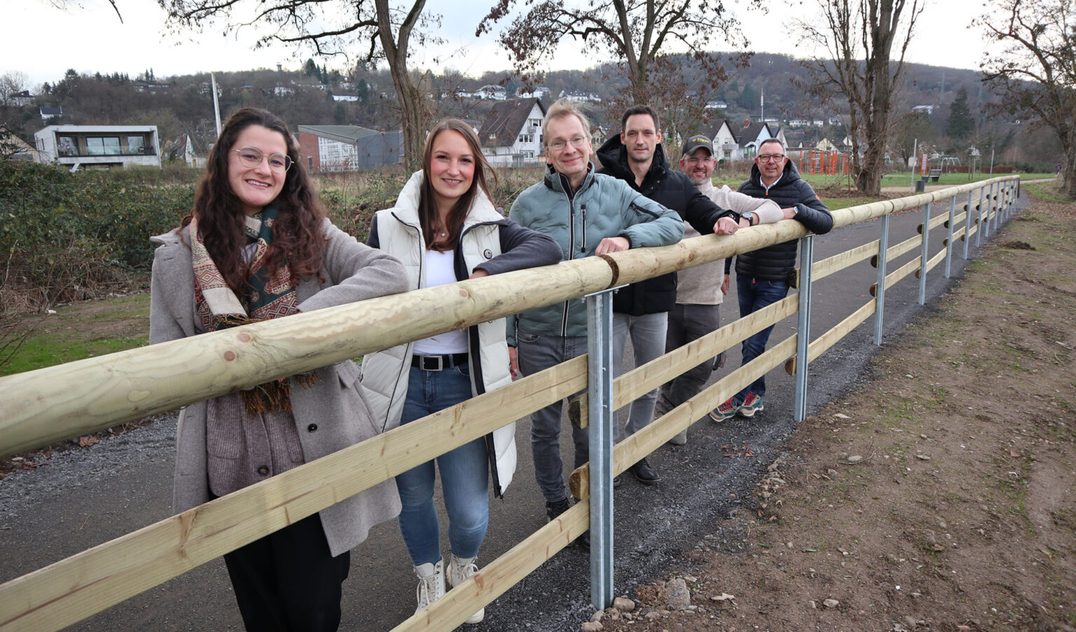 Maike Mostert (Stadtmarketing Stadt Sinzig), Sofia Lunnebach (Geschäftsführerin GEWI), Bürgermeister Andreas Geron, Mike Roeder und Marcel Seidel (beide Horst Schulz Bauunternehmung GmbH) und Achim Funk (Planungsbüro Porz & Partner) (v.l.) am Ahrradweg in Sinzig.