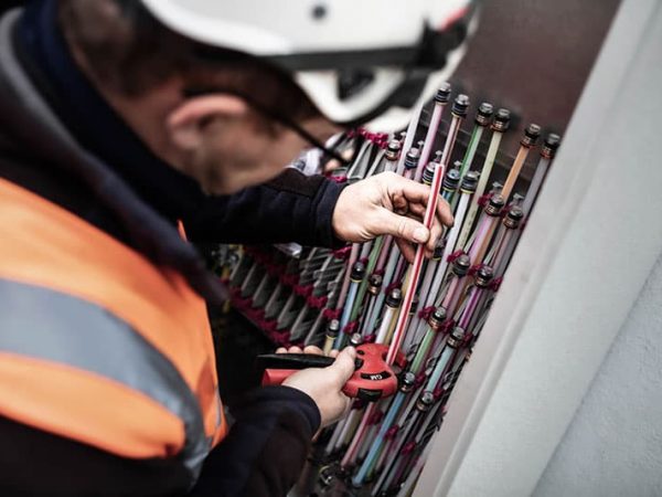 Bauarbeiter kappt Leitungen am Stromkasten