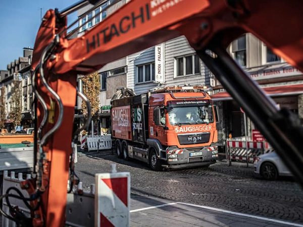 Saugbagger steht als Spezialgerät auf Straße