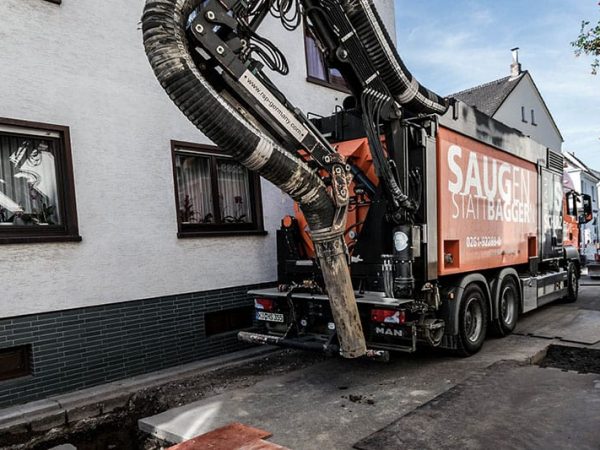 Saugbagger steht als Spezialgerät auf Straße